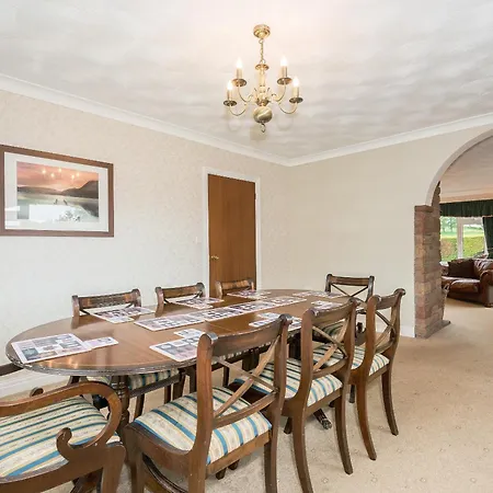 Oaklands בית נופש *